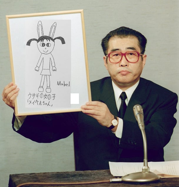 【画像あり】ウサギの女の子「メイベルちゃん」の額縁を持ち上げている菅義偉さん